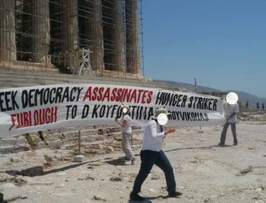 Βεβήλωσαν ακόμη και την Ακρόπολη ακροαριστεροί του Ρουβίκωνα για τον Δ. Κουφοντίνα (βίντεο)